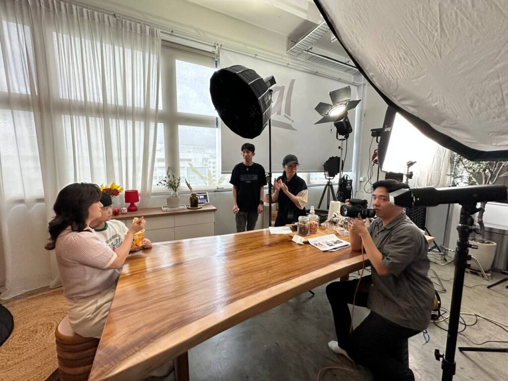 Filming e-commerce product videos in vertical 9:16 format for social media platforms